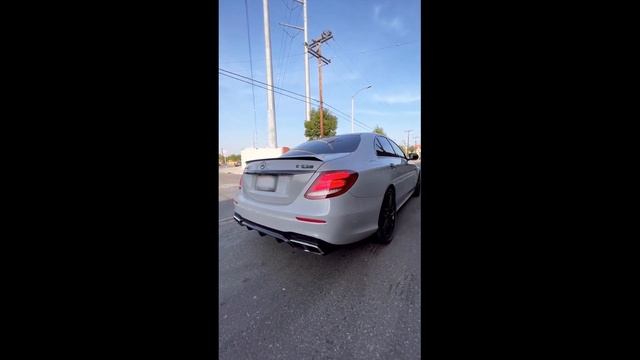 Mercedes E63S AMG W213-Devilishly fast and aggressive exhaust sounds смотреть онлайн