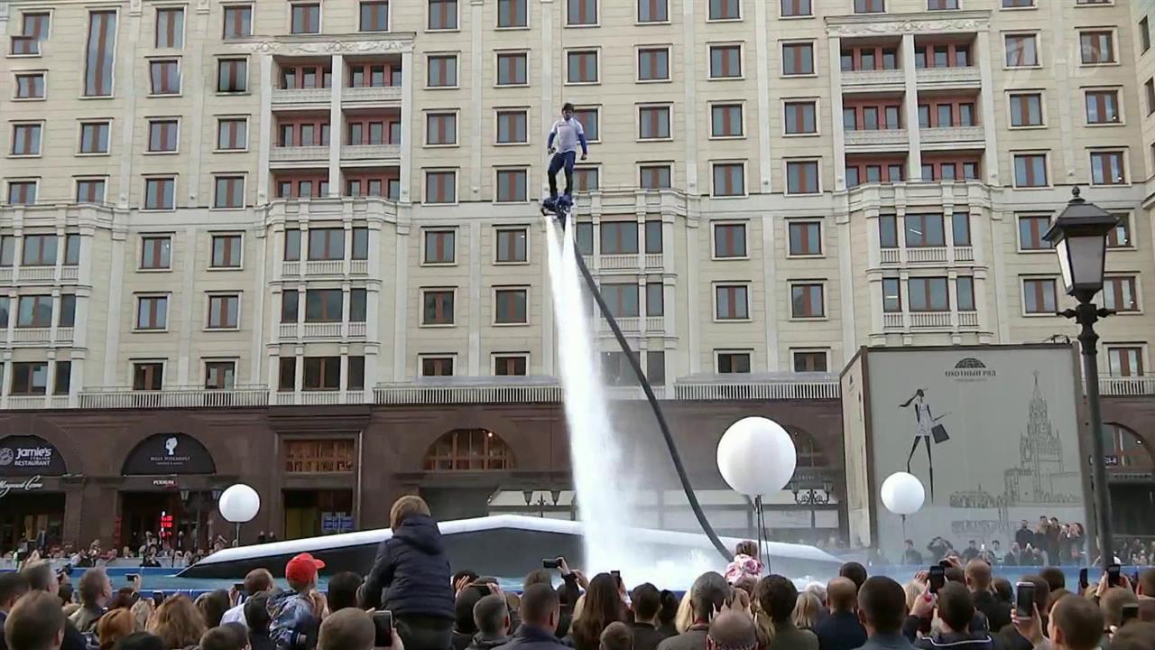 Первый день юбилейного дня рождения в Москве прошел в головокружительных развлечениях