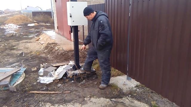 Устройство металлического столба трубостойки для электрического кабеля СИП смотреть онлайн