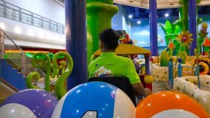 Алиса играет в ПАРКЕ аттракционов для детей ! Amusement park with attractions for kids