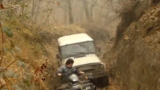 Дорога на ужинку,квадрик тянет УАЗА смотреть онлайн