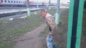 алкаш нагадил на тропинке