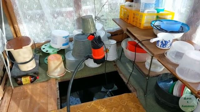 Осенняя уборка на даче. Холодно. Зима близко.