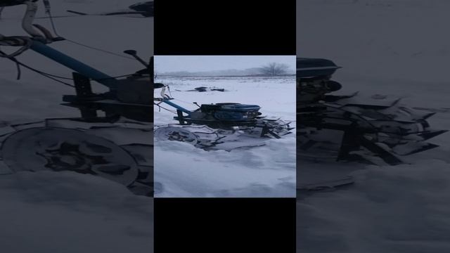 Как я чищу снег мотоблоком Нева с самодельным отвалом (мотоблокнева)