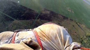прыжок с парашютом д10 с 900м,вид с верху лучше)