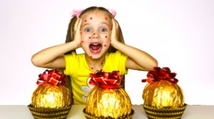 Играет с шоколадом и yummy video for kids с Полиной и Дашей