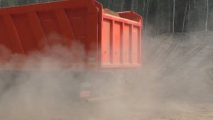 Разгрузка самосвала МАЗ-6516