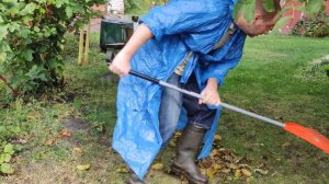 Уборка опавшей листвы лёгким граблями Hecht GT176