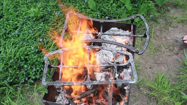 Как очистить чугунные решетки с газовой плиты с помощью обжига на костре