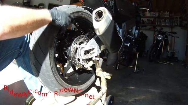 Aprilia V4 Tuono Rear Wheel Removal смотреть онлайн