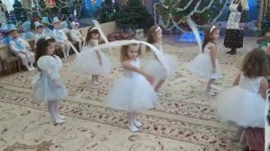 Танец Снежинок новый год 2020-2021 (средняя группа)