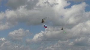 Пролёт двух Ми-2 с флагами, Толмачёво, 2007 г