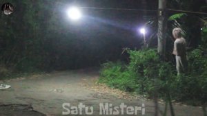 Pocong Vs Orang Gila ? || Prank Pocong Lucu Bikin Ngakak || Ghost vs Madman