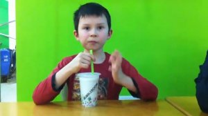 Влад пьет Bubble Boom молочный коктейль с  Джуc боллами (желейными шариками) и желейками