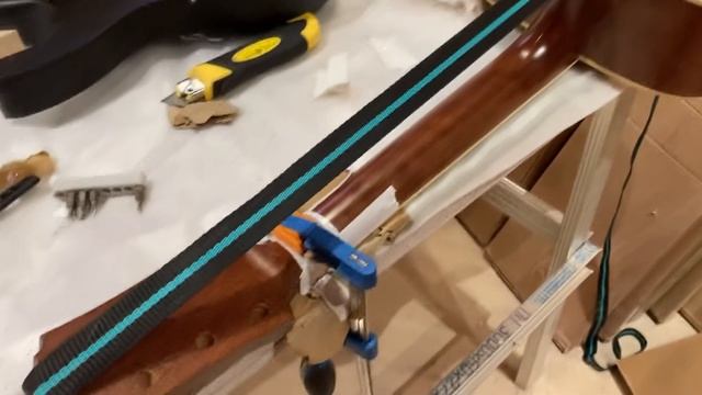 Склеил гитару, но есть один нюанс.. | Склеиваем гитару эпоксидной смолой смотреть онлайн