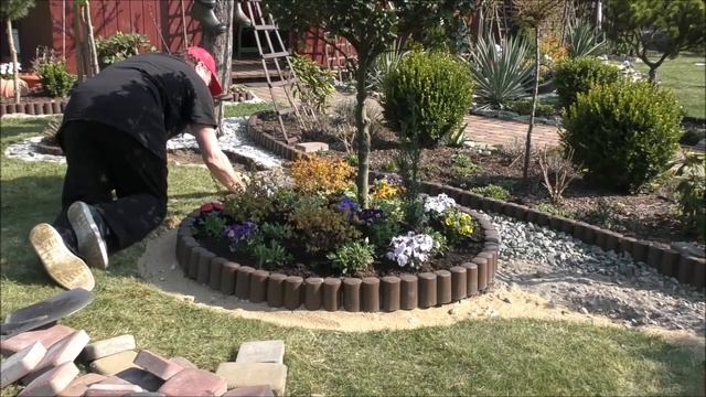 GARDEN DESIGN (70)  Atrakcyjny Klomb Kwiatowy.  An Attractive Flower Bed. Garden Landscape Answer.