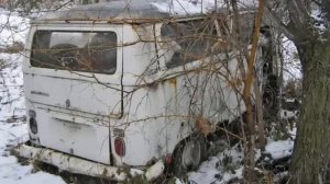 Свалка заброшенных ретро автомобилей свалка