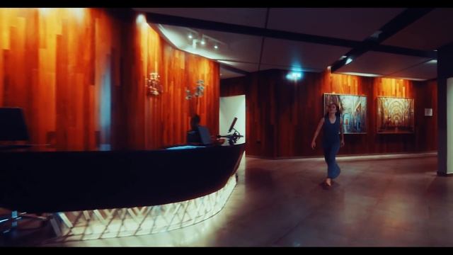 Dancing through the Malta International Airport смотреть онлайн