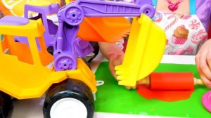 Игры в МАШИНКИ для детей - Готовлю игрушкам пельмени машинкам из Плей До. Видео про игрушки машинки