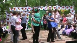 Танец с родителями на выпускном в детском саду