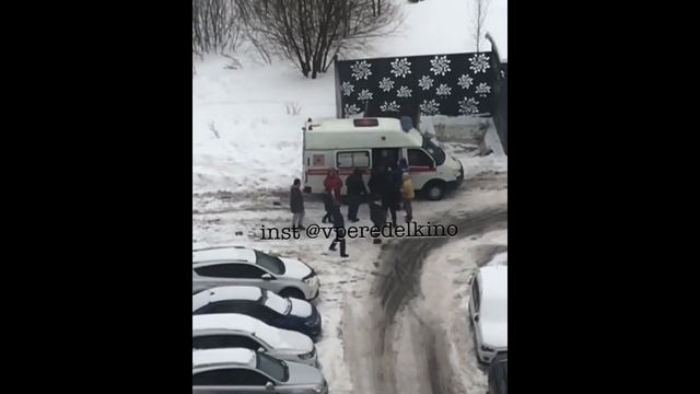 Пострадавшего после нападения в Переделкино Ближнее ведут в карету скорой помощи