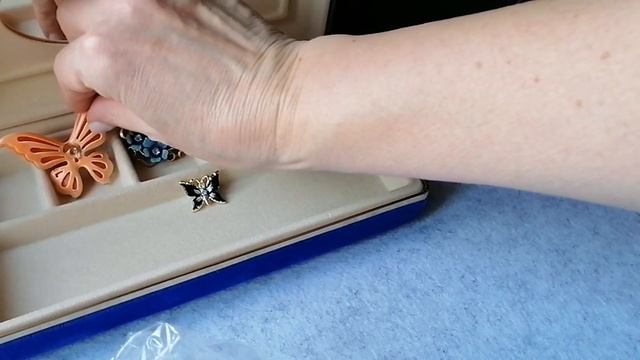 28. И ещё посылка. Распаковываем отдельные винтажные украшения. Часть 4. смотреть онлайн