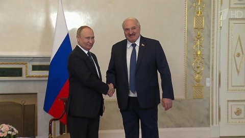 Владимир Путин в Константиновском дворце проводит переговоры с Александром Лукашенко