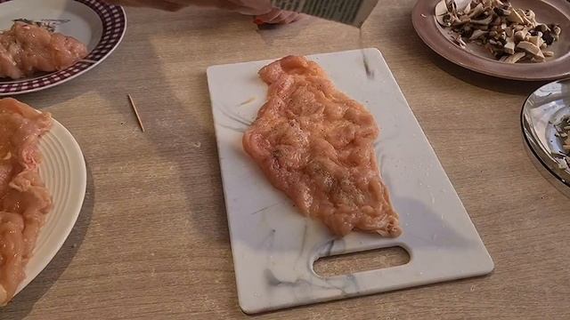 Отбивные из куриной грудки свернутые в рулеты с начинкой на сковороде смотреть онлайн
