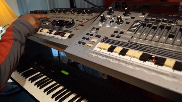 Roland 303 Groovebox and Alesis qs-6 synthesizer session смотреть онлайн