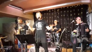 Дмитрий Харатьян поёт песню -Не вешать нос гардеморины