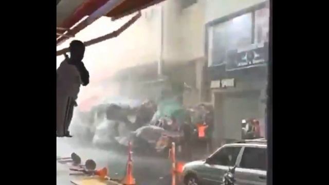 Внезапный шторм в Колумбии сбивает деревья и взрывает крыши в Кали 19 марта 2021