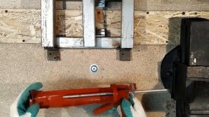 Как сделать Тиски своими руками Самодельная быстрозажимная струбцина тиски из пистолета для гермети