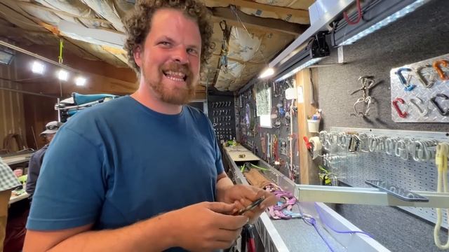 March Madness HMS Locking Carabiner Showdown смотреть онлайн