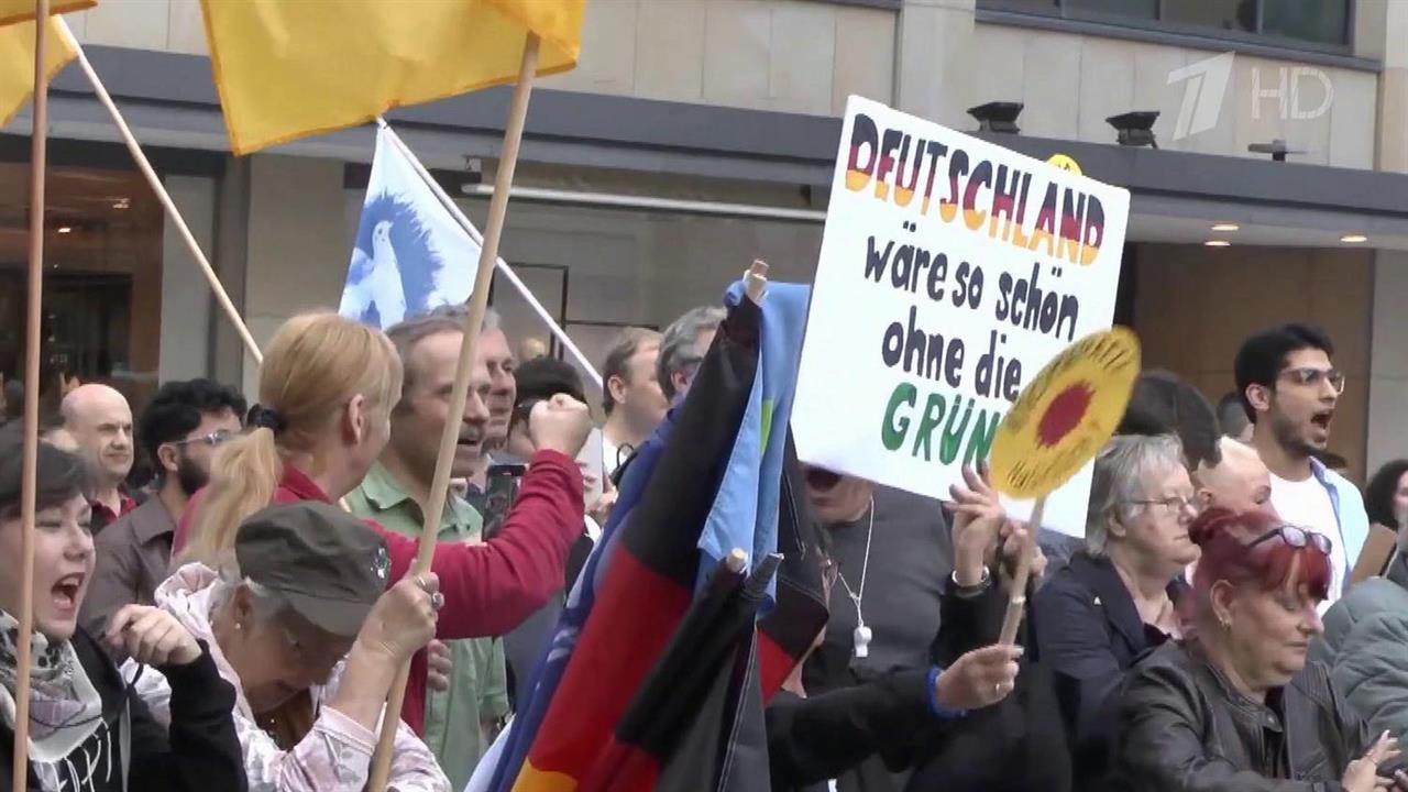 Пропалестинские активисты освистали главу МИД Германии А. Бербок на предвыборном митинге в Нюрнберге