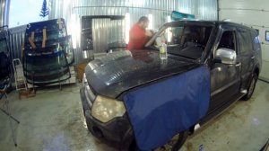 Установка лобового стекла Fuyao на Mitsubishi Pajero 4
