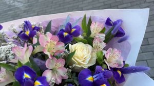 Яркий букет с ирисами