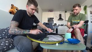 Обслуживаем и собираем колеса. DT Swiss на плоских спицах.