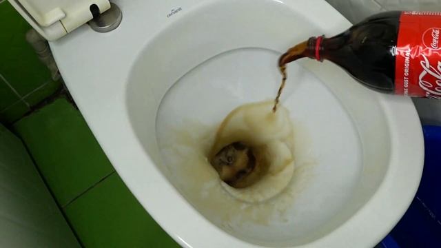 КАК ОЧИСТИТЬ УНИТАЗ КОКА КОЛОЙ! ВАШ ТУАЛЕТ БУДЕТ СИЯТЬ! HOW TO CLEAN A COCA COLA UNIT!