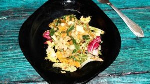 Полезный салат с апельсином и тыквенными семечками