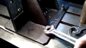 Дядя Саша долбит шпоночный паз на строгальном станке.