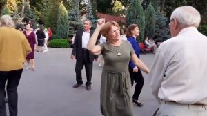 ОНА ЛЮБИЛА РОЗЫ! СЧАСТЛИВЫЕ МОМЕНТЫ ИЗ ПАРКА ГОРЬКОГО ХАРЬКОВ.mp4