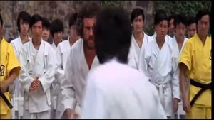 Сцена поединка Брюса Ли с Охарой Остров дракона 1973