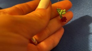 Туториал колечко из бисера с объемной вишенкой или черешенкой.Плетется легко.