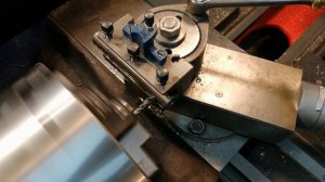 Отрезной резец в клочья, или самодельный люнет для токарного станка