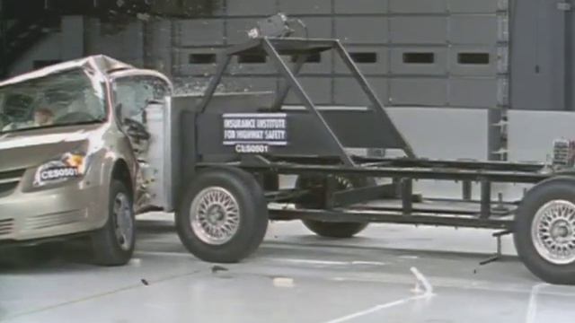 2005 Chevrolet Cobalt 4-door side IIHS crash test смотреть онлайн