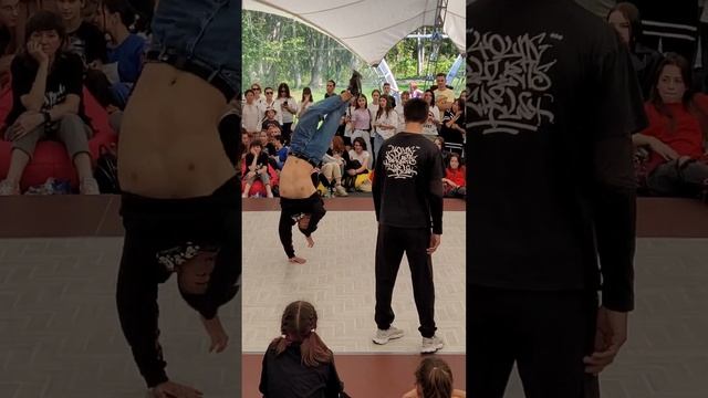 Professional break dance battle. Брейк-данс баттл профессионалы