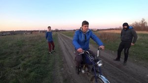 Учу ездить на мопеде карпаты Пахана с деревни l Первое вождение без прав