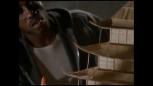 Уэсли Снайпс и Винг Реймз в фильме "Обсуждению не подлежит" ("Неоспоримый") 2002