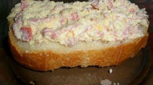 Намазка на бутерброды из сыра, обрезков колбасы и курицы