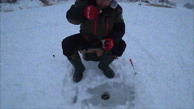 Ловля окуня на карьере!